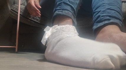 Simp to my ebony feet: minhas meias brancas bonitas