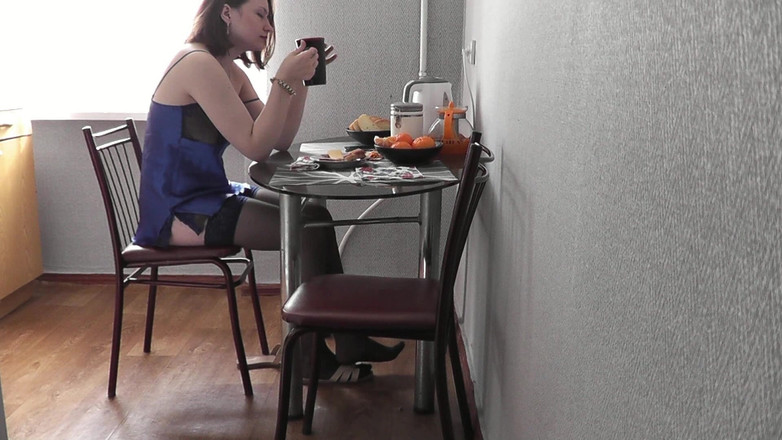 Assol: 겸둥이 소녀. 부엌에서 커피를 만드는 에로틱 란제리 Peignoir 스타킹의 섹시한 아솔. 페티쉬. 아름다운 여자의 에로티카. 완벽