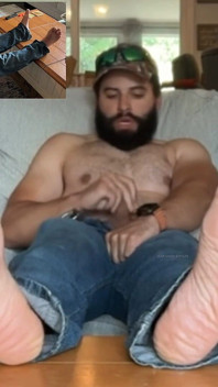 Picior vedere la persoana 1 cu un musculos cu barbă ejaculează spermă pe el