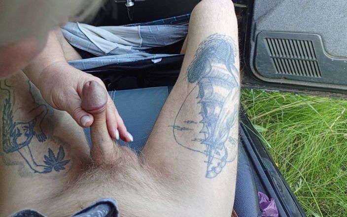 Zona901: En el auto en el estacionamiento, mi madrastra se masturba...