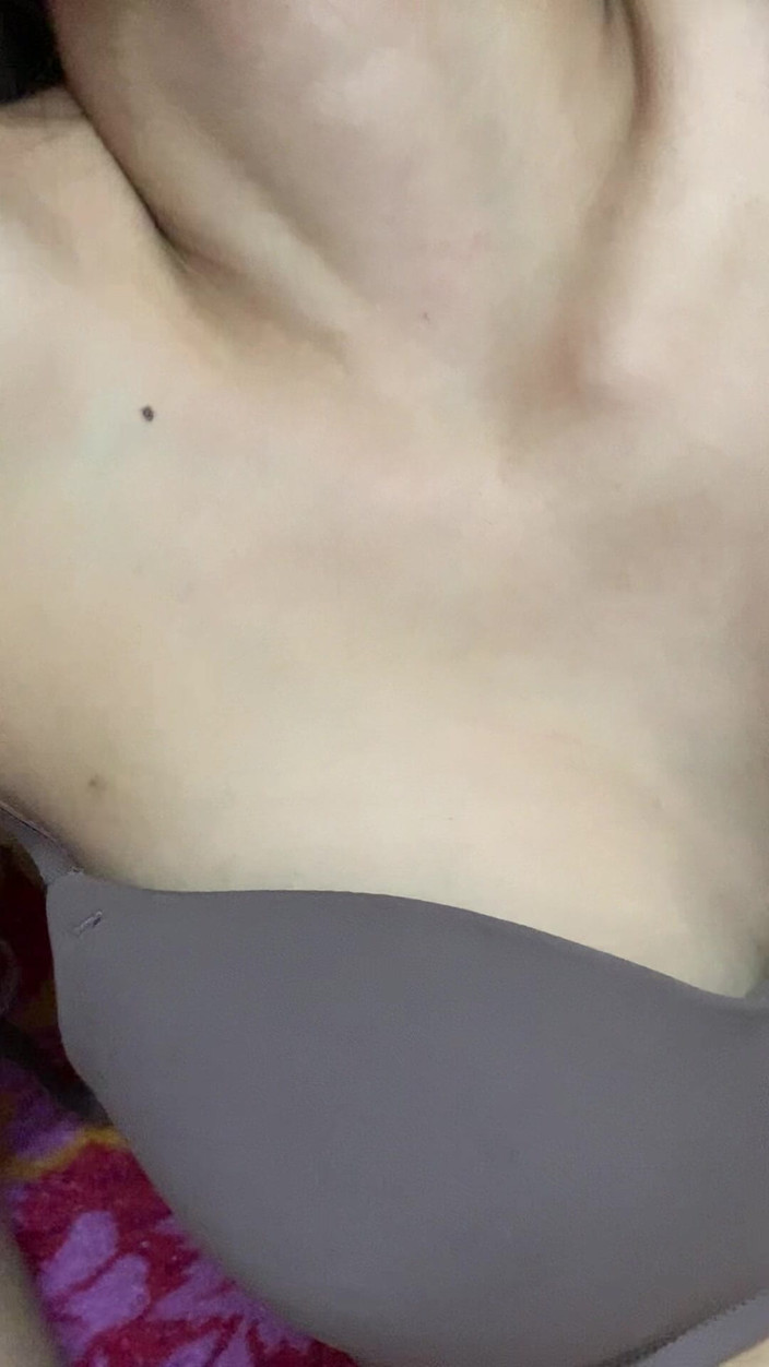 wickedriya: 我的小继妹让我第一次在厨房里操她，然后进入我体内。