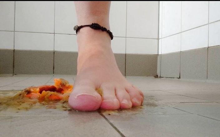 Carmen_Nylonjunge: Klebrige füße in der dusche