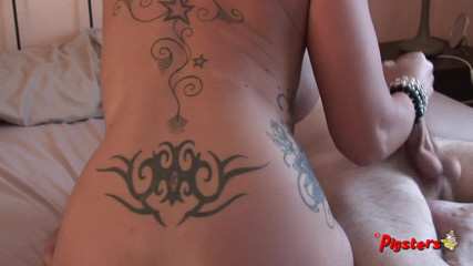 Pigsters: La estrella porno tatuada Brooke Jameson seduce la polla del...