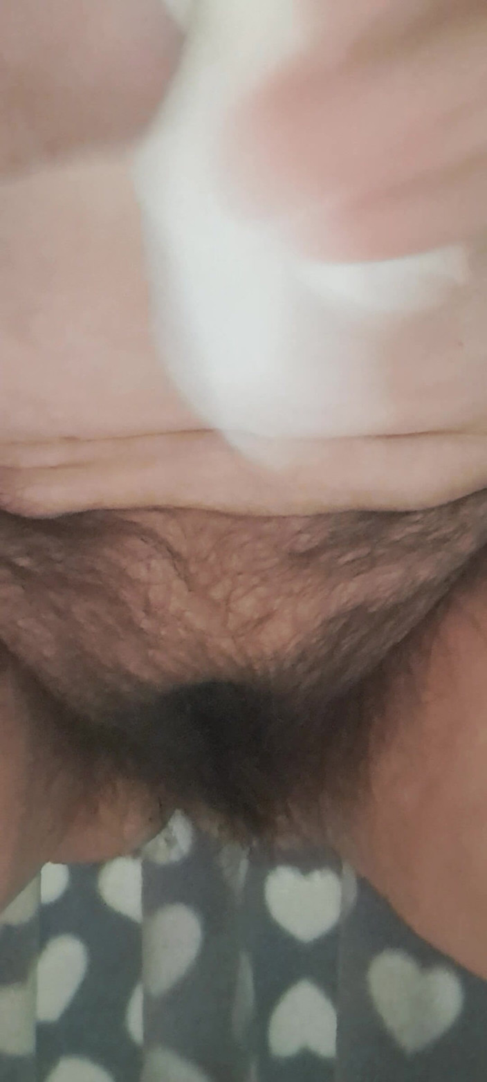 Mommy big hairy pussy: मैं उसकी चूत के बालों पर मूत्र टपकता हूं