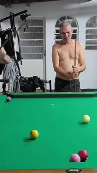 Ich, Carmona, Opaido Carmona und Viking de Taubaté begannen nackt ein Spiel Billard
