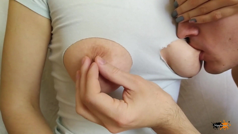 Nipple Stock: Roztrhané oblečení pro sání přírodních velkých koz. Nadržené bradavky