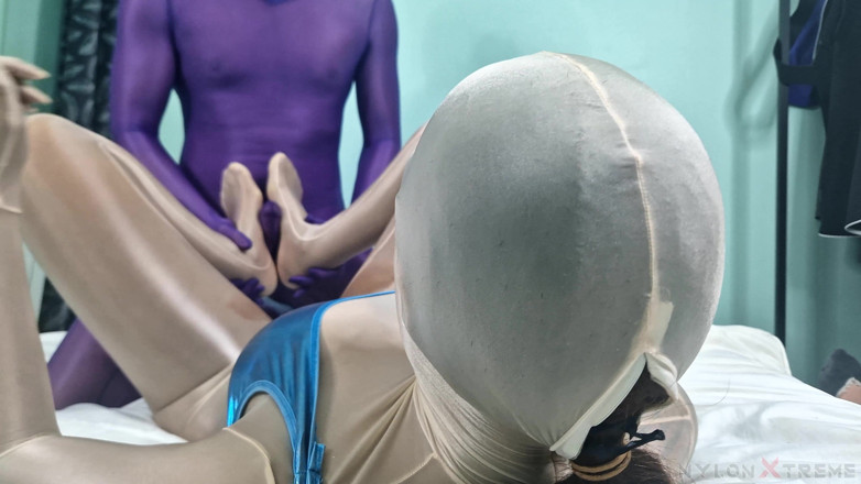 Nylon Xtreme: POV Julia Kate Envoltura Nylon beige