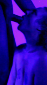 Szczęśliwa dziewczyna Kween Bunny B - Hardcore jebanie BBC w neonach