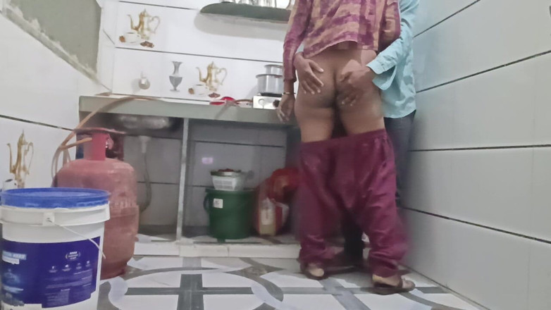 Bhabhi UP: Il vicino per primo è entrato in cucina