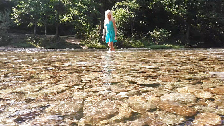 Alexa Cosmic: Sexig T-flicka Simning i Mountain River och Wetting Teal sommarklänning ...