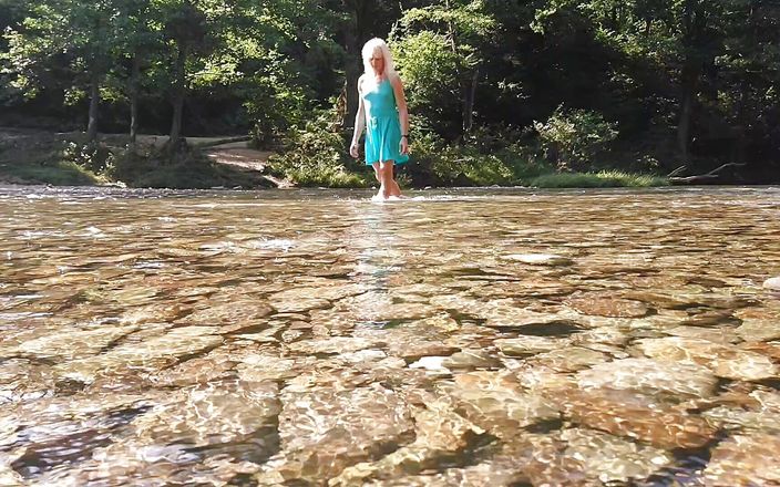 Alexa Cosmic: Gadis seksi ini berenang di sungai gunung dengan gaun musim...