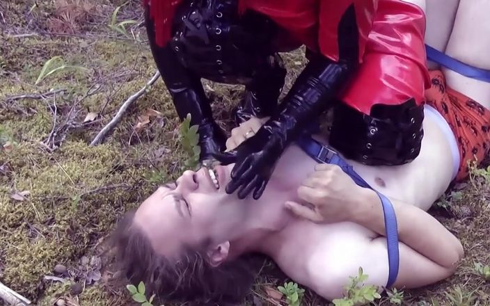Arya Grander: Femdom förnedring, pissar, mage fetisch, latex, våt och rörig