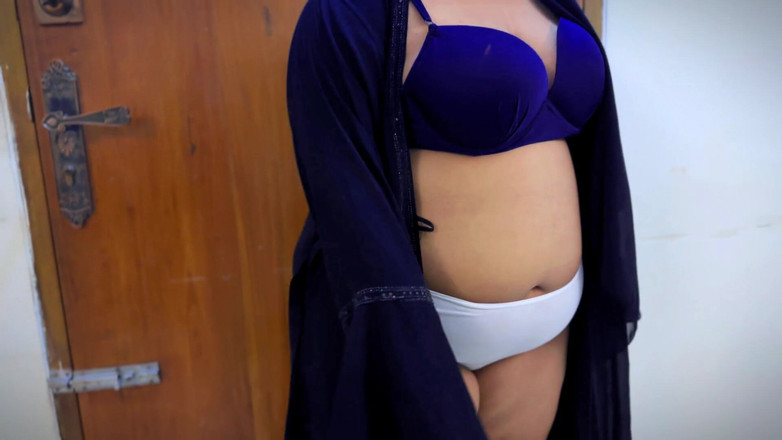 Aria Mia: Marokkaanse hete stiefmoeder draagt een beha Hijab Abaya &amp; een slipje...