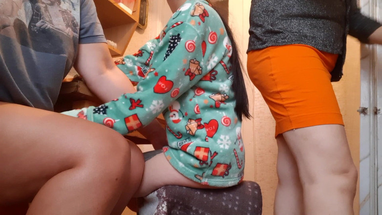 Lesbian-candys: Ma copine et moi nous masturbons mutuellement dans la cuisine...