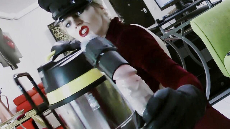 Goddess Celine: Nejprve sperma, pak životně důležitá tekutina