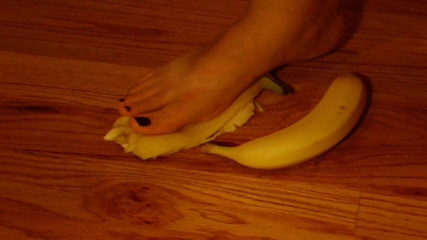 Sexy Amateurz: Crushing food with feet