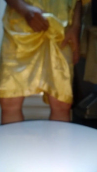 Crossdresser acabando con pijama de satén
