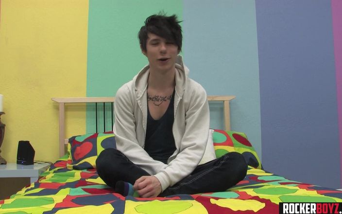 Rocker Boyz: Büyük yaraklı emo twink mastürbasyon yapıyor ve döl boşaltıyor