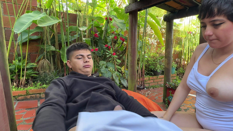 ManuelaAlvarez: Meu jardineiro da casa me vê me masturbando e fica...