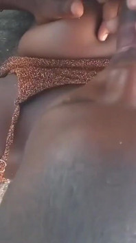 Eboni memberikan blowjob di tempat awam