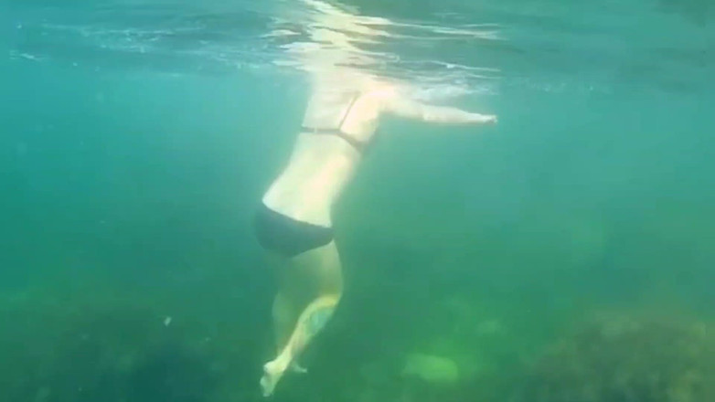 Risky Hairy Couple: Plavání a obnažování v moři