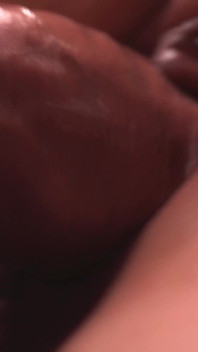 Mijn vrouw warmde haar poesje op vóór de seks, ik vulde het met sperma