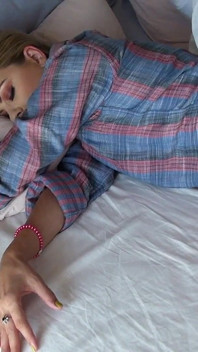 Jasmine'in sarışın orta yaşlı seksi ayakları titus tarafından tapıyor ve örtülü