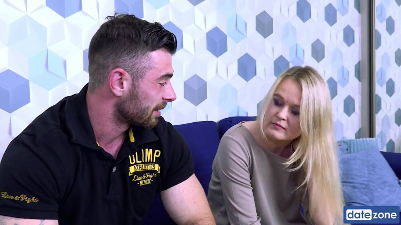 Datezone: Чувак делит свою жену с незнакомцем, мускулистым мужиком