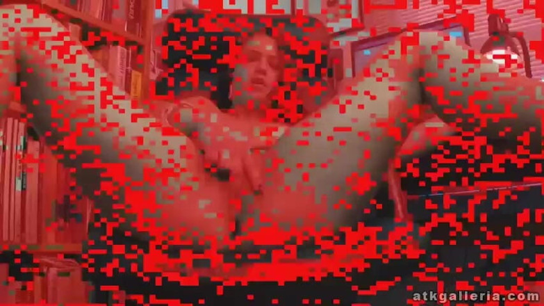 ATKIngdom Fans: Morena cachonda masturbándose en la oficina
