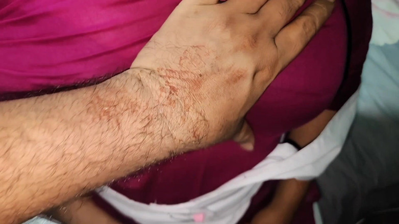 Akhi moni: mainne apne sautele bhaee ko kamre men akela paaya aur...