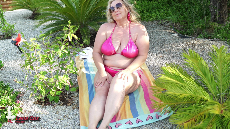 Lena Cox: Lena Cox Bikini memancut mani - melancap di luar &amp; bermain dildo...