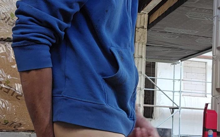 Chris_snoopy_91: Pissen, masturbieren, fingern und ein dildo-fick während der arbeit