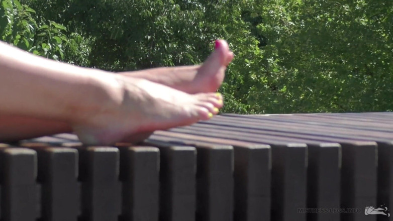 Mistress Legs: Gospodyni gołe stopy w parku