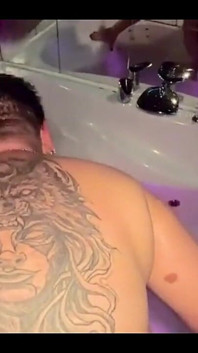 Gorący seks w jacuzzi, obciąganie pod wodą i jebanie