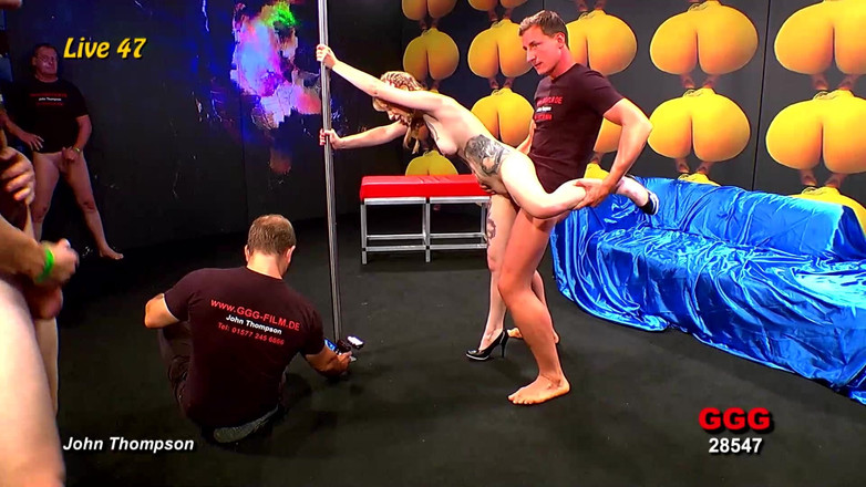 German Hardcore Gangbang: Cinci curve majorete excitate se fut cu pumnul și ejaculează în orgie...