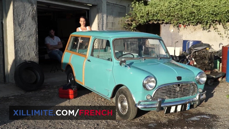 French girls at work: Si rambut coklat seksi Mya Lorenn mengongkek mekanik