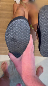 Duschplattform Flip-flops Shoejob - Footjob - Lange Gelbe Zehennägel Kommen Auf Zehennägel