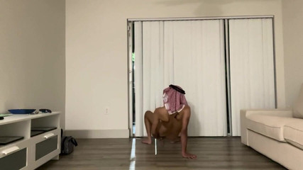 Young Saudi Arab: Mladý Arab přijde o anální panenství s bílým ptákem dildo