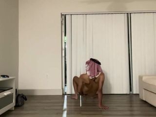 Young Saudi Arab: 若いアラブの男は白いコックディルドに彼の肛門処女を失います