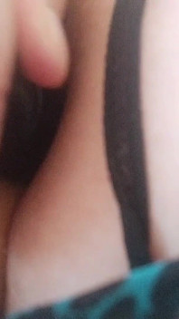 Agradável masturbação anal, mãe solteira se masturba agradavelmente com plug anal