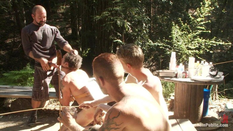 Bound in public: Folosește o curvă de tabără