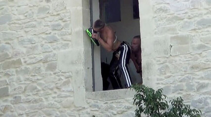 Sneaker gay: Medvěd saje a čuchá k noze dna