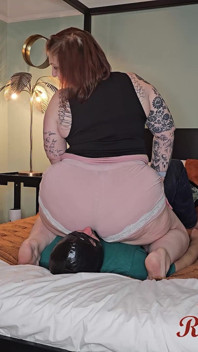 Gassy stiefschwein facesitting und furzen im mund 1