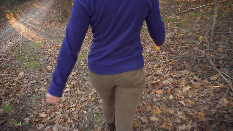 Teasecombo 4K: 穿着紧身牛仔裤的大屁股白人熟女步行恋物癖可见内裤线