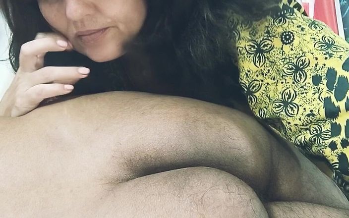 Bolly Karma: 可爱的女孩舔屁股一个很好的预告片。