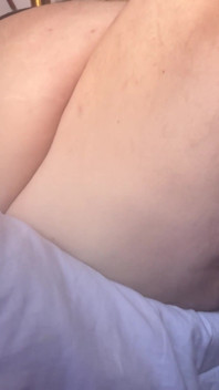 발정난 뚱뚱한 남자가 손을 풀고 큰 배를 사정합니다.
