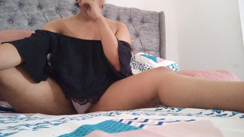 PATY PATY: Sora vitregă virgină se joacă cu pizda ei păroasă fără...