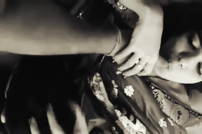 Sanayababhi: Seks suami isteri di sofa