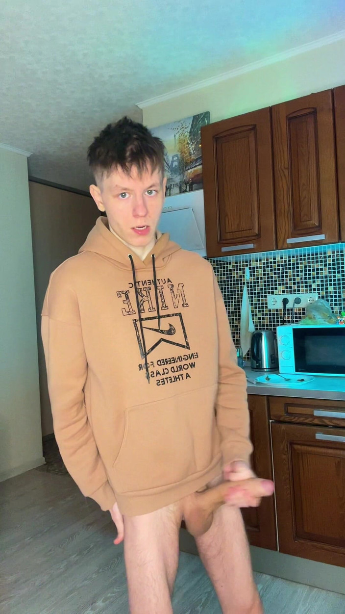 Morflot24: Non riuscivo a smettere di accarezzare il mio grosso cazzo...