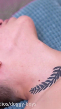 Sexy nadržená teenagerka twink honí sólo chlapce